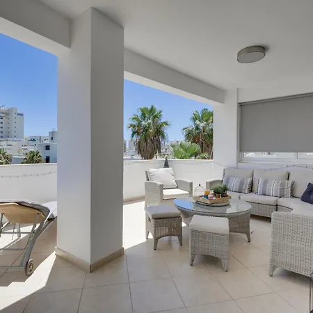 Penthouse The 'veranda' Elena Court لارنكا